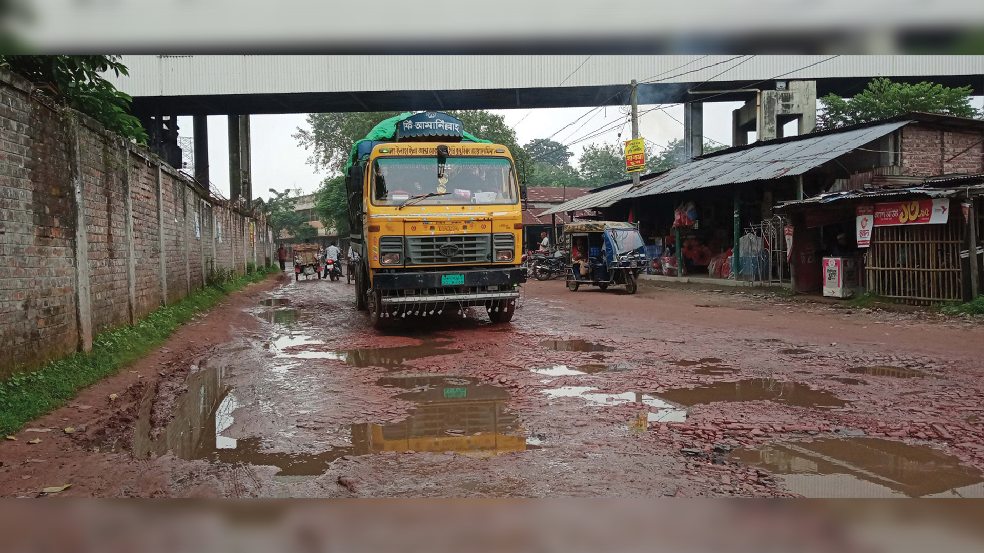বড়পুকুরিয়া বাজার সড়কে হযবরল অবস্থা